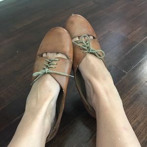 Steve Madden Tan Flats
